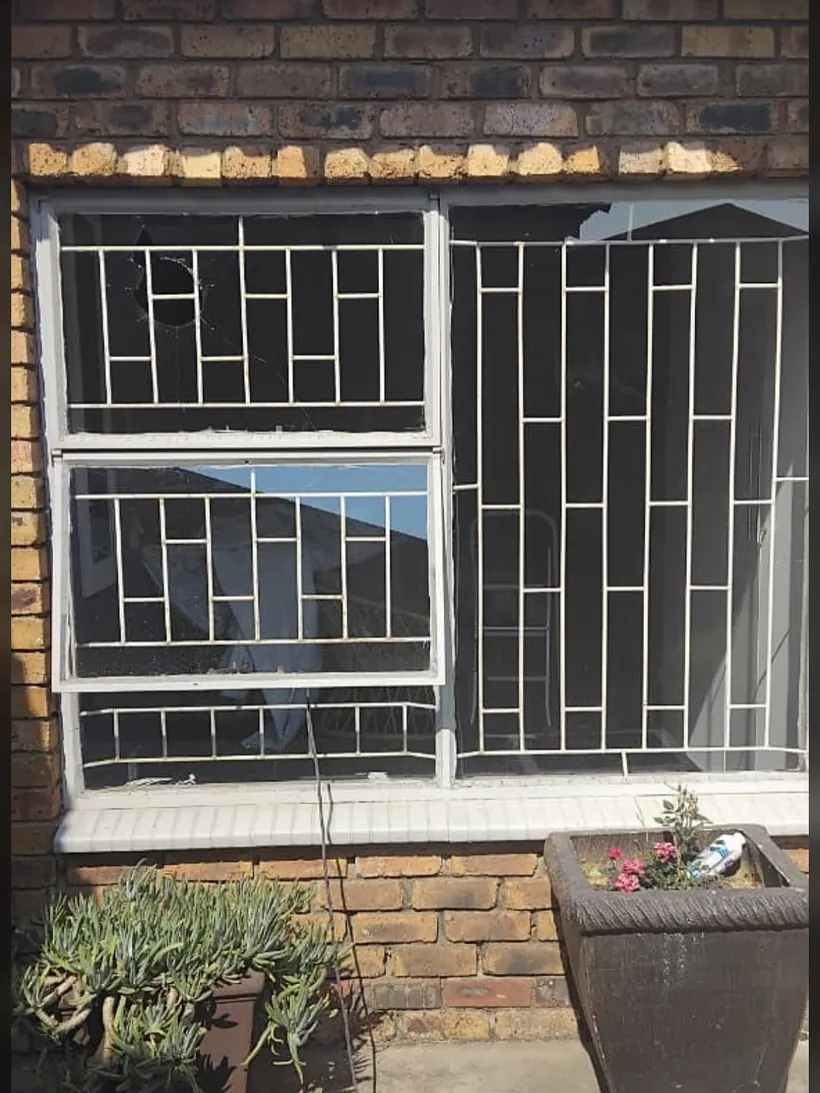 Aluminium window fitted with a decorative burglar guard